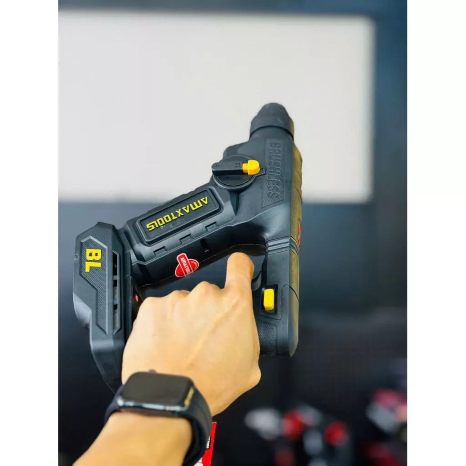 may-khoan-duc-be-tong-amaxtools-a3cn12sm-plus-luc-dap-17j-dong-co-khong-choi-than-6.png